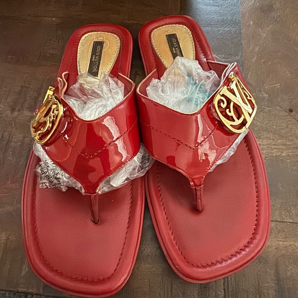 EUC Louis Vuitton Patent Leather Sandals with Gold LV logo SZ 36 - Picture 1 of 6